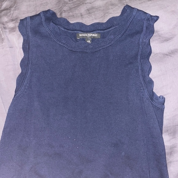 Banana Republic blue sleeveless sweater with scalloped neck and sleeves, size xs - Picture 3 of 3
